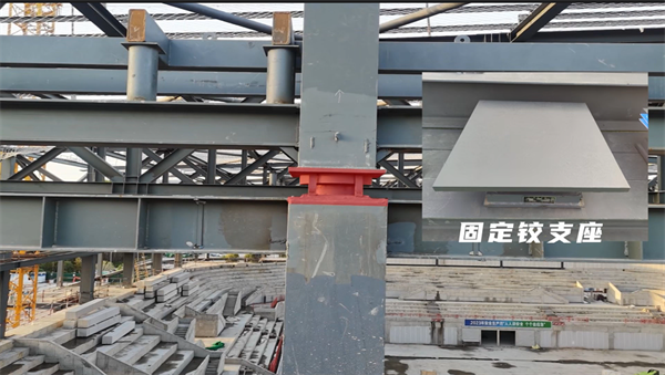 桁架两端通过箱体连接于框架柱顶的成品固定铰支座上方.png
